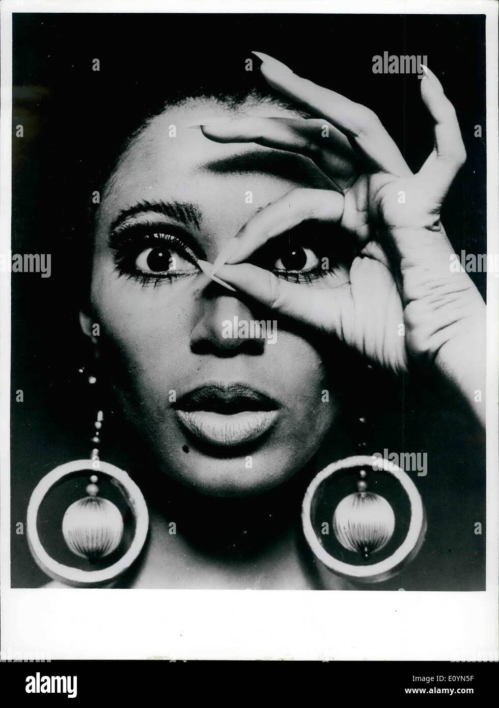 11. November 1970 - berühmte amerikanische Mode-Modell Donyale Luna: U.S.A, eines 500 Fotografien in Ausstellung '' Frau '', seine amerikanische Premiere in New York Cultural Center vom 2. September bis zu haben. Stockfoto