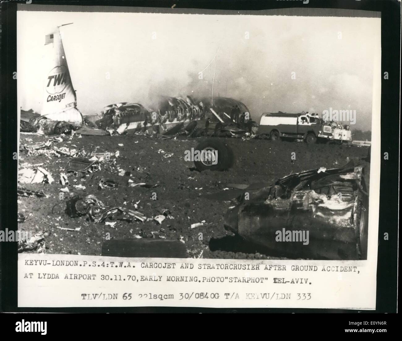 11. November 1970 - Flugzeuge kollidieren auf Ausreißer bei Lydda Airport. Zwei getötet: ein Trans World Airlines Boeing 707-Fracht-Jet und einem israelischen Flugzeug kollidierte und ging in Flammen auf der Landebahn in Lydda, Tel Aviv, früh am Morgen. Zwei Mitglieder der Besatzung des israelischen Flugzeugs kamen ums Leben. Die Kollision ereignete sich wie die Boeing 707 ausziehen wollte und das israelische Flugzeug wurde von einem Traktor geschleppt. Foto zeigt Blick auf das Wrack nach dem Zusammenstoß auf der Landebahn in Lydda Flughafen Tel Aviv am frühen Morgen. Stockfoto