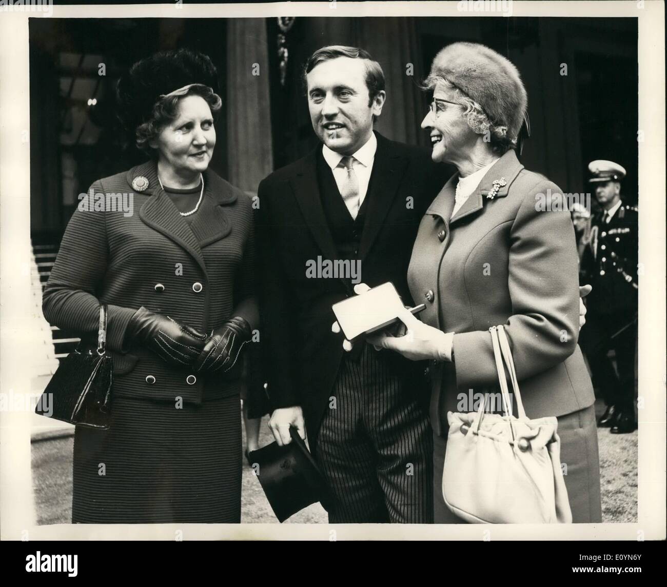 11. November 1970 - Frost erhält Auszeichnung: Fernseh-Persönlichkeit David Frost mit seiner Schwester Frau Margaret Bulle, links, und seine Mutter, Frau E.M. Frost am Buckingham findet heute, November 3 nach Erhalt der Bestellung des British Empire (OBE) von Queen Elizabeth II, für seine Verdienste um Fernsehen abgebildet ist. Stockfoto