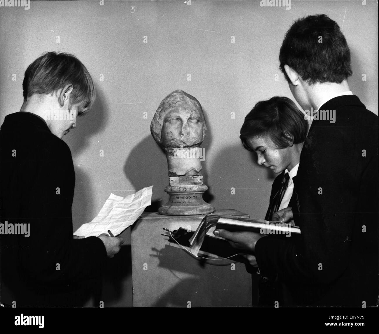 11. November 1970 - Aphrodite "Faces Test Of Identity: wissenschaftliche Untersuchungen vorgenommen werden, in einem Versuch, identifizieren die angeschlagenen Marmorkopf im British Museum, dem Prof. Iris Love und US-amerikanischer Archäologe behauptet wird von einem lang - verlorenen Statue der Aphrodite von Praxitales im vierten Jahrhundert v. Chr. gemacht Das Problem ist, dass Prof. Love ein großes Stück der ursprünglichen Aphrodite-Statue für Comparatiive Tests gemacht werden müssen. Bisher ist alles, was sie gefunden hat, auf dem Gelände der Aphrodite Tempel in Knidos, Türkei, ein kleiner Teil eines nicht identifizierten Hand und Zeigefinger Stockfoto