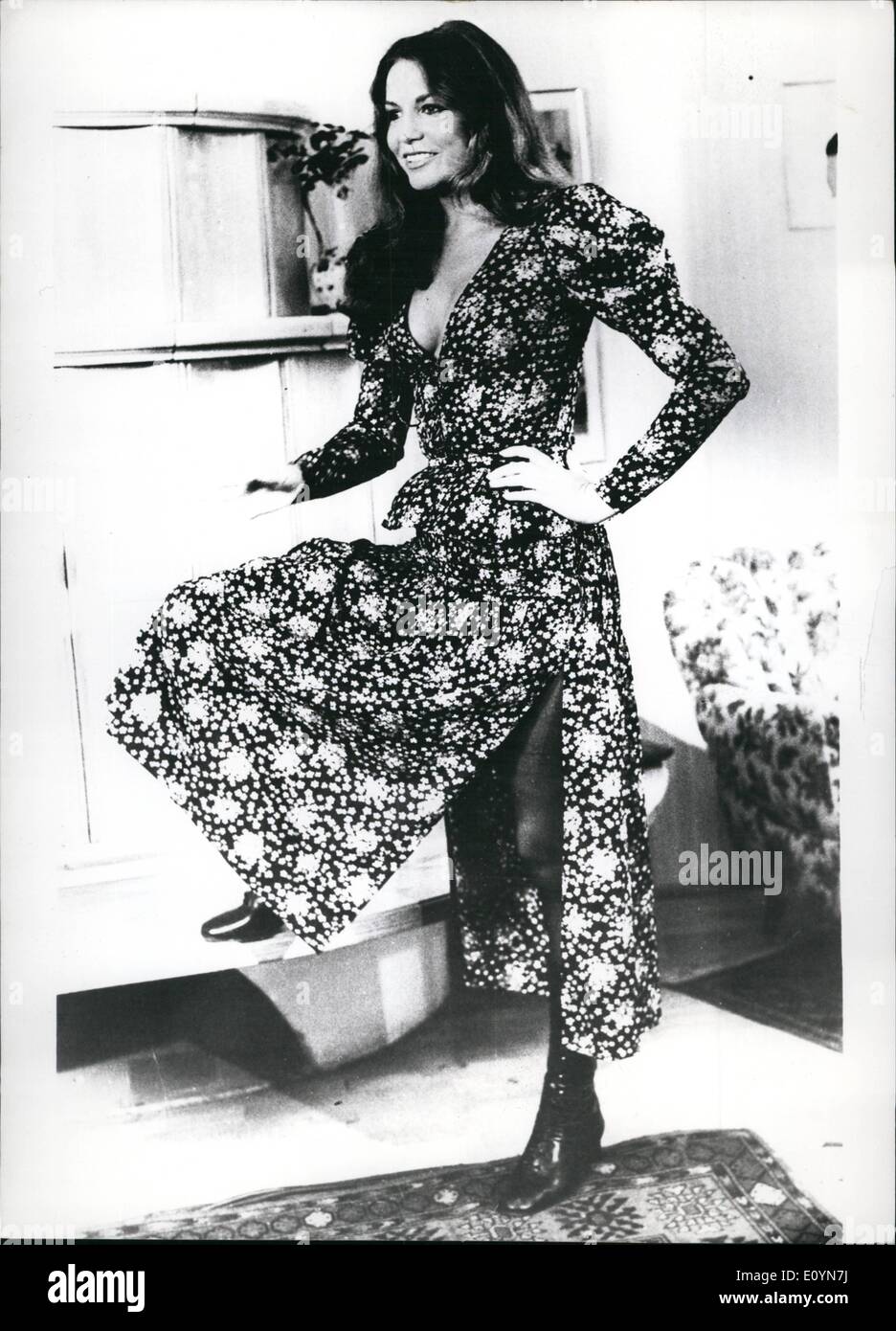 11. November 1970 - Alexandra Stewart in TV-Serie: die hübsche Alexandra Stewart (Foto) wollen auch weiterhin ein wenig zeigen an ihren Beinen an ihre deutschen und Schweizer Fans im Fall, das sie nicht angenommen haben, aber die lange Dauer- und sie das teure Kleid erstellt von Yves St. Laurent geschnitten. "Exodus" - Star Alexandra eine der wichtigsten spielt Teile in "Tanz auf dem Regenbogen '', ein Deutsch-Schweizer-französischen TV-Koproduktion. Partner der kanadischen Schauspielerin lebt in Paris, sind die Jugoslawien Relja Basic, Ruth-Maria Kubitschek und Eleonore Weisgerber Stockfoto