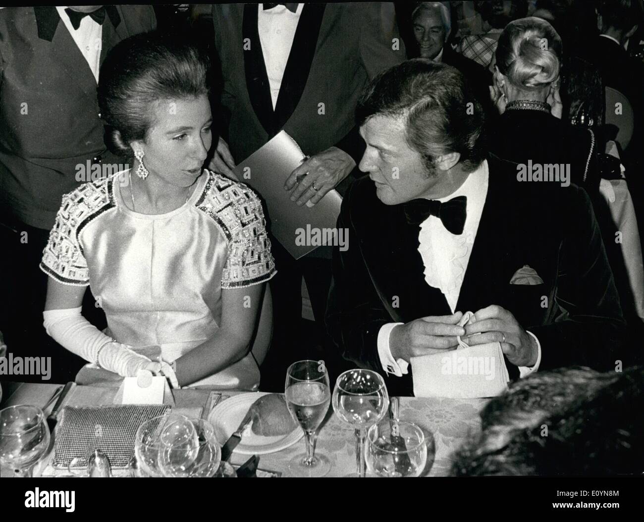 11. November 1970 - Royal Gala zugunsten des World Wildlife Fund. Die britische Prinzessin Anne trifft berühmte Komiker Bob Hope, bei der Rede von der Stadt Leicester Square gestern Abend. Anlass war das Royal Gala Kabarett und Dinner statt, zugunsten der World Wildlife Fund, dessen Pricess Annes Vater, Prinz Philip, Präsident ist. Die Gala-Nacht letzte Nacht, anlässlich der Schließung des zweiten internationalen Kongresses des Fonds, wurde von Lizenzgebühren aus ganz Europa besucht. Stockfoto