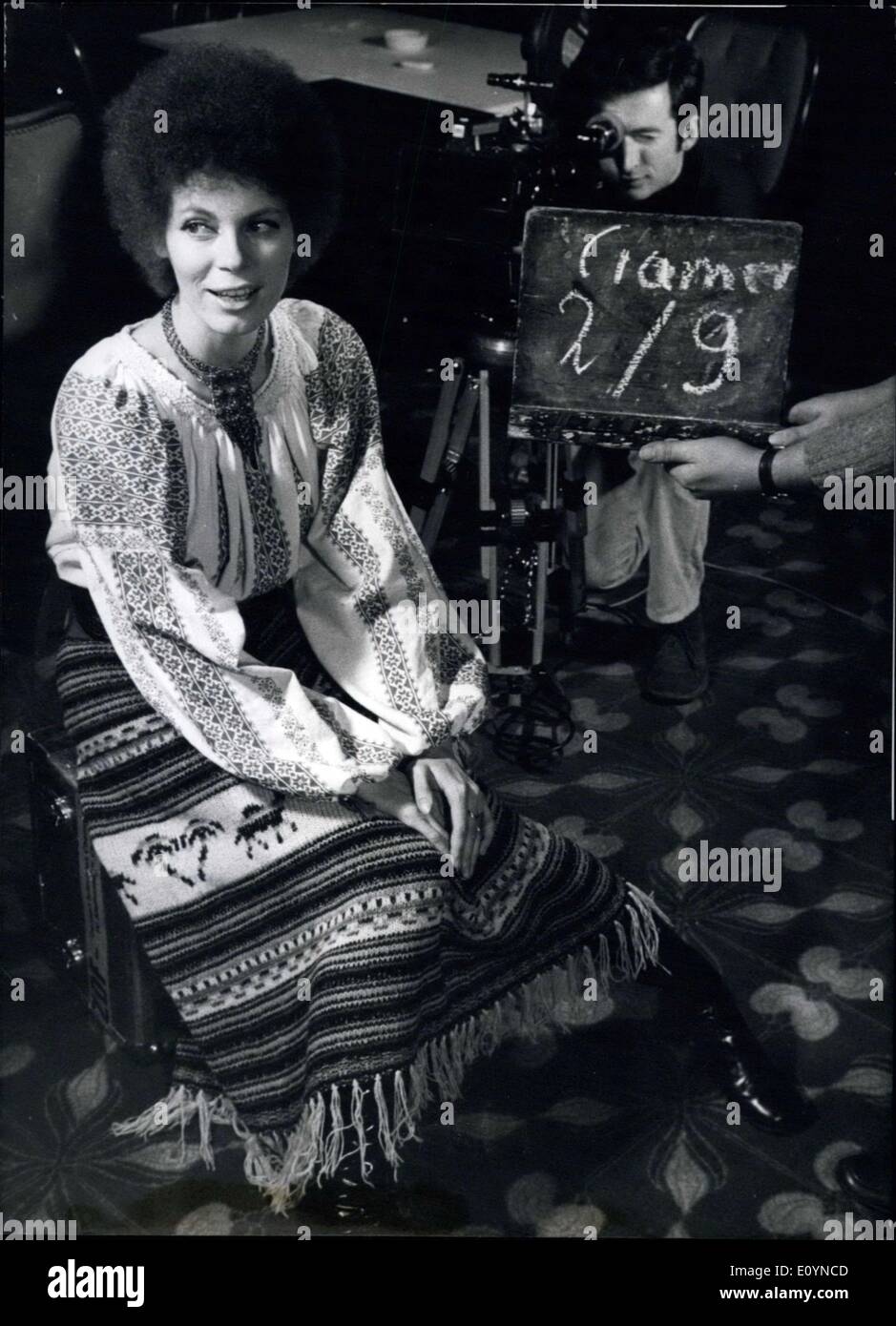 23. November 1970 - '' Haar-Mädchen Sue Cramer startet Karriere: Sue Cramer (Bild), bekannt als '' Haare '' Schauspielerin, startet ihre Karriere als Sängerin. Sie hofft, dass ihr neuer Song '' eine Welt für uns beide '', mit denen sie sich am 28. November '' Hitparade '' von der ZDP präsentieren wird (zweites Programm des deutschen Fernsehens) wird ein großer Erfolg werden. Das She got ein Engagement von 4 Wochen Chicago; Danach spielt sie den größten Teil in einer Jazz-Oper in Wien; und dies soll sein, wenn alles gut, entwickelt den Start ihres Erfolges. Stockfoto