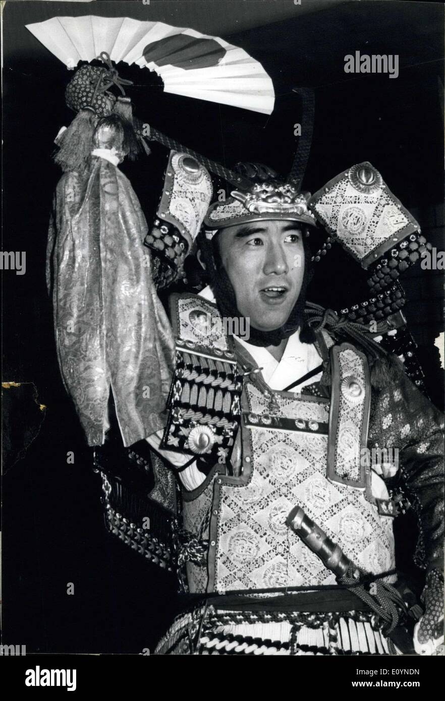 30. November 1970 - Coup D'Etatet in Tokto schlägt fehl, Autor begeht Hara Kiri: Yukio Mishima, gut - Autor bekannt und einmal erwähnt als eine mögliche Nobelpreisträger, versucht zu schüren Mitglieder der 32nd Infanterie Regiment stationiert in Ichigaya, Tokio, in der Hoffnung auf einen Staatsstreich inszeniert und seine '' Tate keine Kai"(Vereinigung von Shields) beitreten. Er appellierte an die Männer von der Japan Selbstverteidigungskräfte, Risre und die Verfassung ändern, so dass sie die Macht in Japan rund um den Kaiser wäre Stockfoto