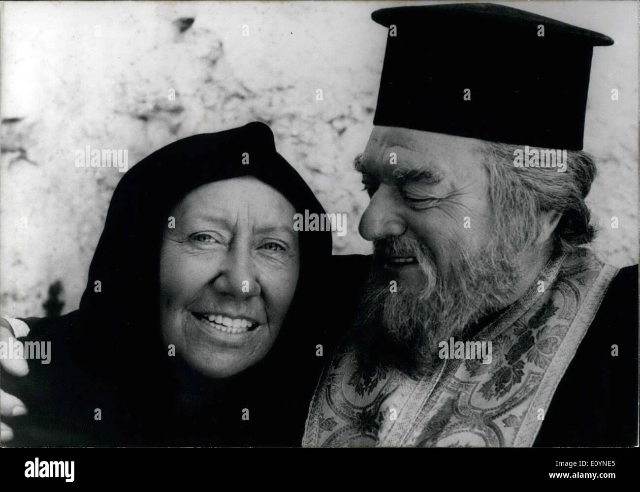 2. Dezember 1970 - Raquel Welch, Richard Johnson, Jack Hawkins, Flora Robson und Frank Wolff wird star in dem Film '' die Geliebte '', die derzeit in Karmi, einem kleinen Dorf in der bergigen Region von Chypre gefilmt wird. Flora Robson, der Raquel Welchs Mutter spielt, und Jack Hawkins, der der Dorfpriester spielt, sind in einer Szene aus dem Film abgebildet. Stockfoto