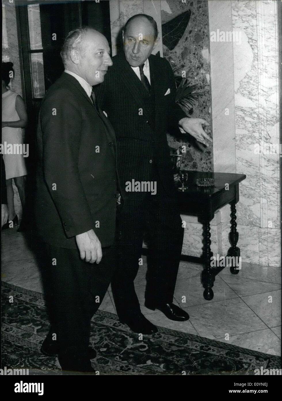 4. Dezember 1970 - Bundesminister für auswärtige Angelegenheiten, Herr Walter Scheel und niederländische Minister für auswärtige Angelegenheiten, sind Mr-Luns im Rahmen eines Empfangs nach der Eröffnungssitzung der NATO-Rat in Brüssel gegeben abgebildet. Stockfoto
