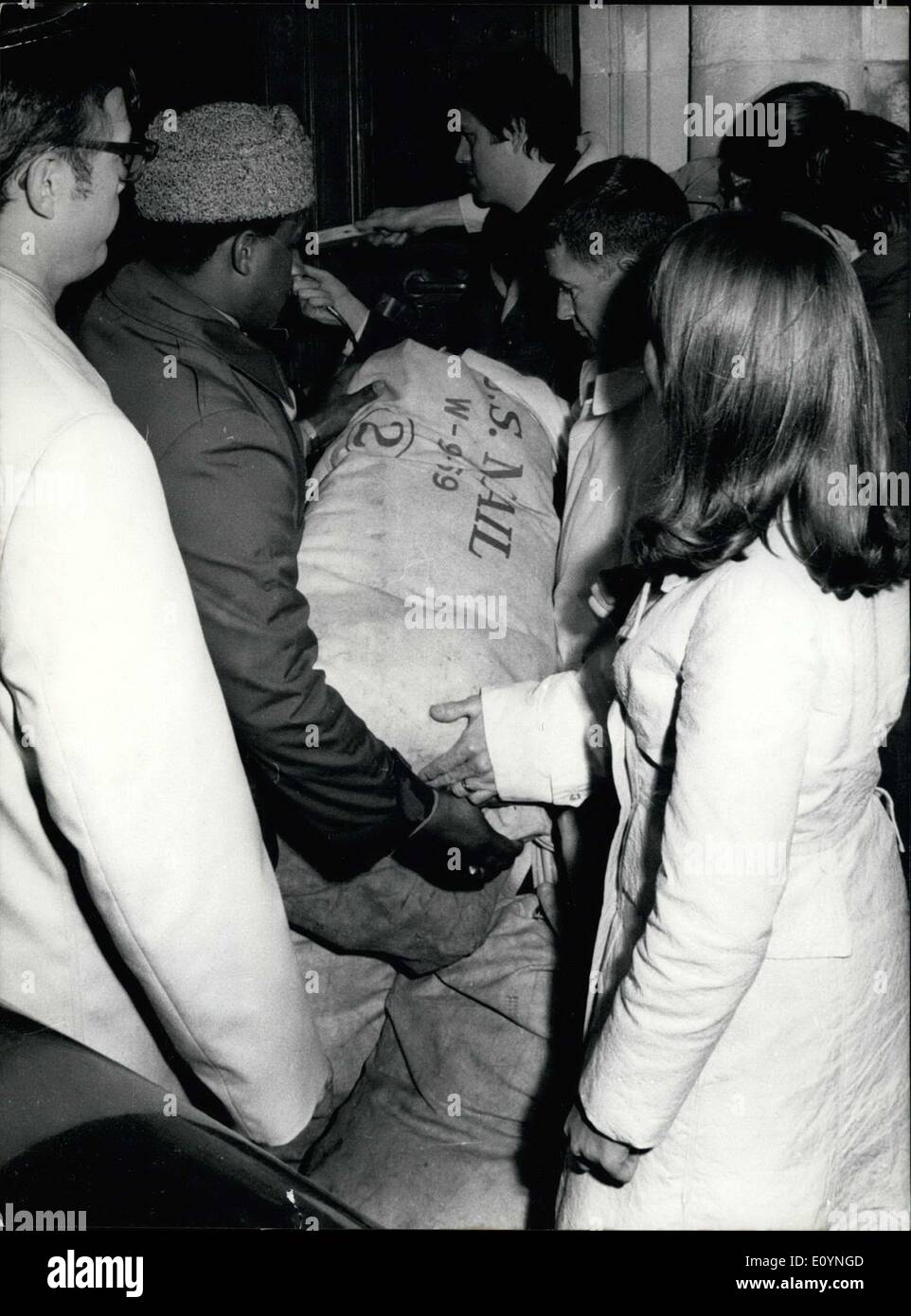 11. Dezember 1970 - verlassen Amerikaner Taschen von Mail für amerikanische Kriegsgefangene vor den Toren von Xuan Thuy, Leiter der Delegation der Nord-Vietnam-Frieden. Stockfoto