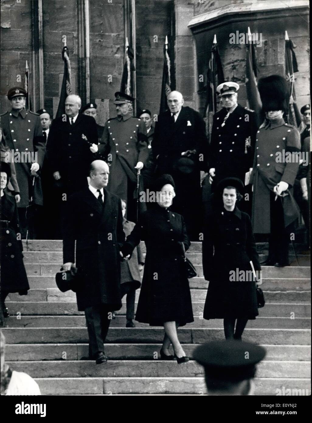 12. Dezember 1970 - volle militärische Auszeichnung für Herrn Slim: Windsor in England Lady Slim (zweiter von rechts, Vordergrund-Boden) Frau des späten Field Marshal Lord Slim, steigt langsam die Stufen der St.-Georgs Kapelle, Windsor Castle heute hier nach der Teilnahme an der Trauerfeier für ihren Ehemann starb am 14. Dezember. Lady Slim wird von ihrer Tochter (rechts) und ihr Sohn, der neue Herr Slim flankiert. Hinter ihr (zweite von rechts, hinter-Grund) ist der Earl Mountbatten of Burma. Feldmarschall Viscount Slim wurde allen militärische Ehren gewährt Stockfoto