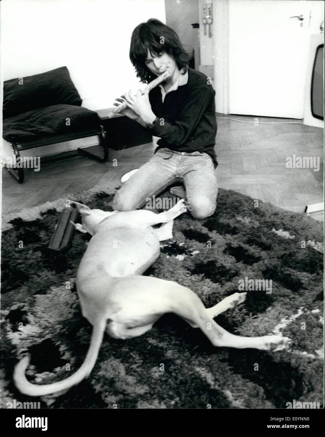 12. Dezember 1970 - Ständchen seine Freundin Sarah, Chris Jagger die Flöte. Stockfoto