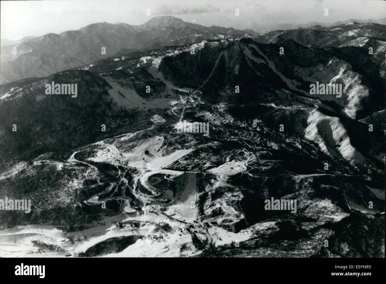1. Januar 1971 - liegen die verschiedenen Wettkampfstätten am Mount Teine, nahe dem Meer von Japan. Von oben rechts nach links = Herren Riesenslalomkurs; Frauen Riesenslalomkurs.; Männer & Frauen Slalomstrecke. Untere gewundene Linie ist der Bob-Kurs. Der Rennrodel-Kurs ist auch an diesem Berg-Standort. Stockfoto