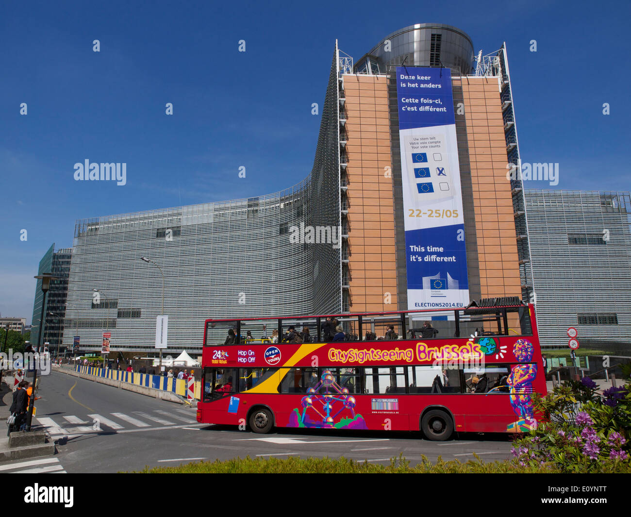 Citytrip Sightseeing Hop on Hop off-Bus Tourismus im Berlaymont-Gebäude in der EU von Brüssel, Belgien Stockfoto