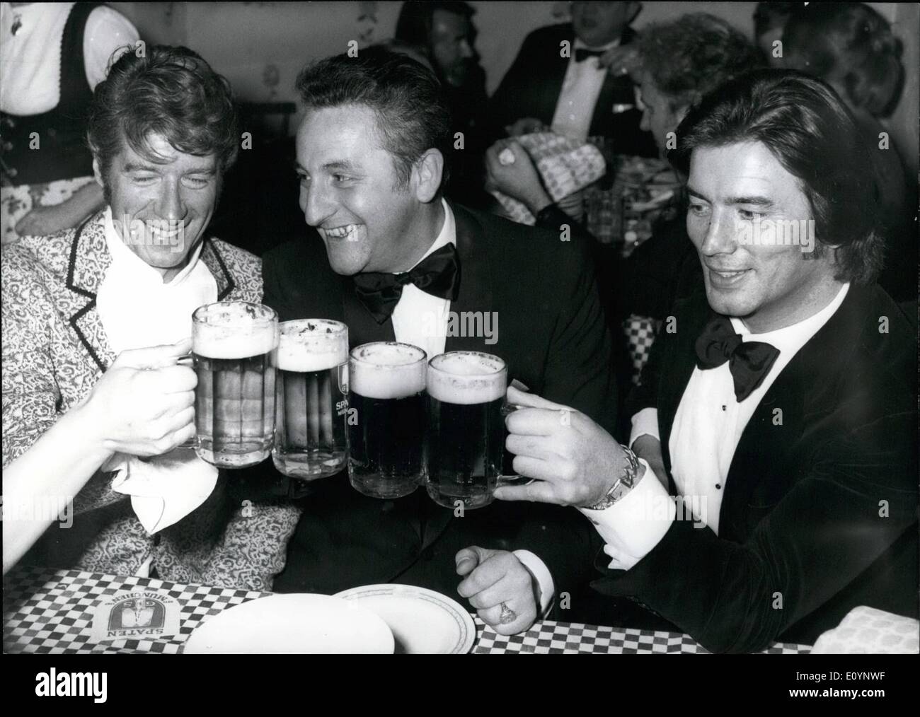 1. Januar 1971 - '' Schreiber der Stars'' - einen prächtigen Ball in München. Drei Männer, ein Bier... eine Berechnung der nicht klappt? So bald wie Rudi Carell Teil nimmt komplizierte Berechnungen werden ganz komisch. Unser Bild (von links nach rechts): tv-Show-master RYDI CARELL aus Holland, Maxl Graf (einer der populärsten Folk-Schauspieler von Bayern) und '' Winntou'' Peirre Brice aus Frankreich praktiziert während der Gesellschaft und der Film ball '' Soiree der Stars'' in München (Deutschland) auf eine nette Art eine '' Völkerverständigung Stockfoto