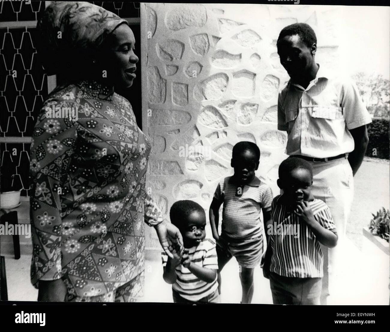 1. Januar 1971 - Mrs Milton Obote; Der Presse zu sagen, sie ist gut mit Herrn Obote Bruder und ihren drei Kindern.: Stockfoto
