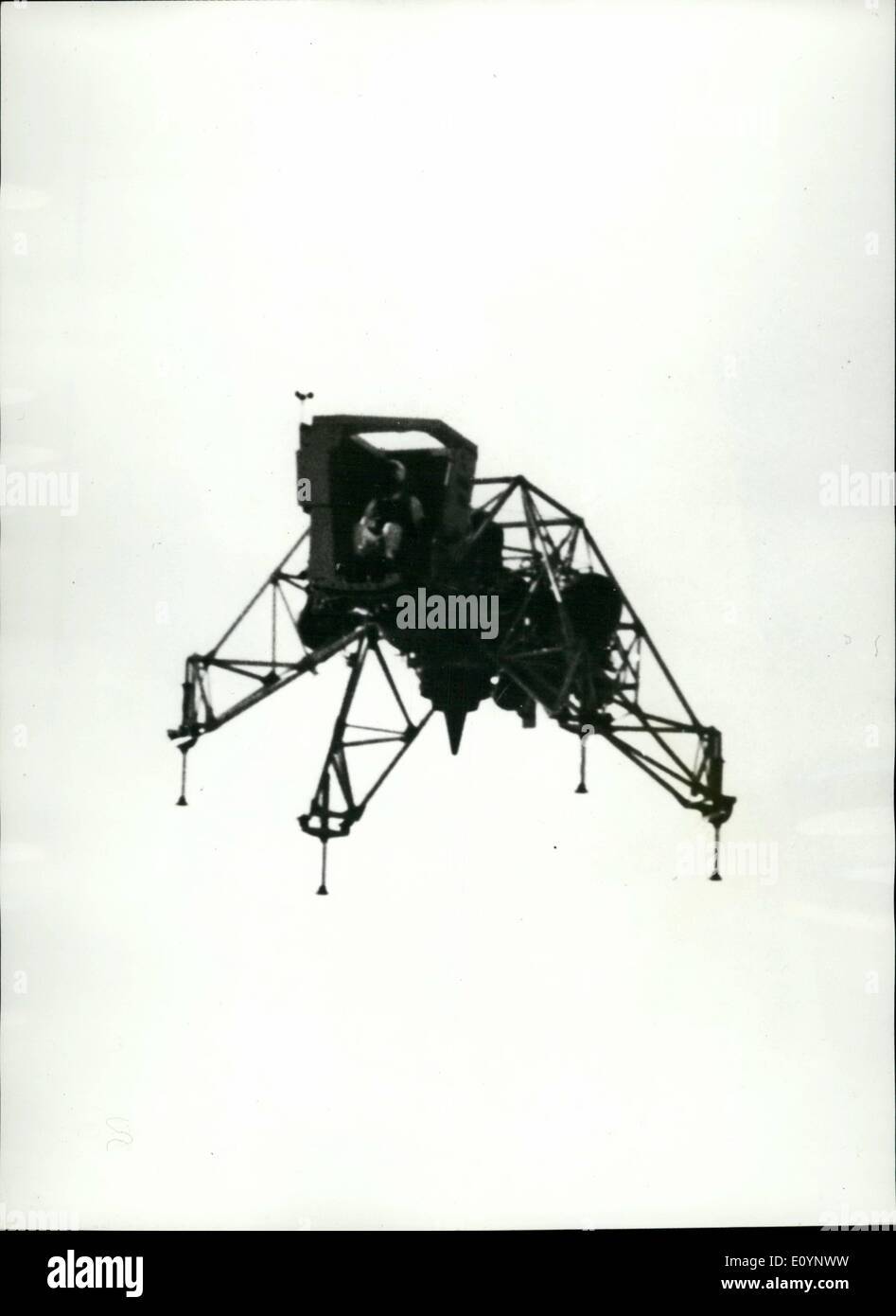 1. Januar 1971 - Flug Apollo 14 LLTV: A Lunar Landing Training Vehicle (LLTV), abgebildet von Astronaut Alan B. Shepard, erfährt einen Testflug auf Ellington Air Force Base. Shepard ist der Kommandant der Apollo 14 Mondlandung Mission. Shepard verwendet LLTV Praxis Mondlandung Techniken in Vorbereitung auf seine geplante Mission. Mitglied der "ursprünglichen sieben '' Astronaut Gruppe werden an den Schalthebeln der Mondlandefähre der Apollo 14, landet es auf dem Mond im Hochland in der Nähe von Fra Mauro. Astronauten Stuart A Stockfoto