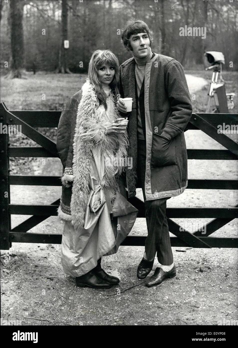 1. Januar 1971 - Peter Cook und Judy Huxtable On Location für BBC-TV: Peter Cook und Judy Huxtable waren Dreharbeiten in Black Park, Fulmer, in der Nähe von Slough heute für Cooks neue BBC-TV-Chat und Comedy-Show '' wo sitzen ich?'', BBC-2 für einen 12-Wochen-Lauf am 19. Februar ab. Peter Cook und Judy Huxtable vor kurzem angekündigt, sie wollten heiraten, sobald ihre Scheidung von Bühnenbildner Sean Kenny durch kommt. Das Foto zeigt. Judy Huxtable und Peter Cook genießen einen Kaffee zwischendurch, während der Dreharbeiten heute. Stockfoto