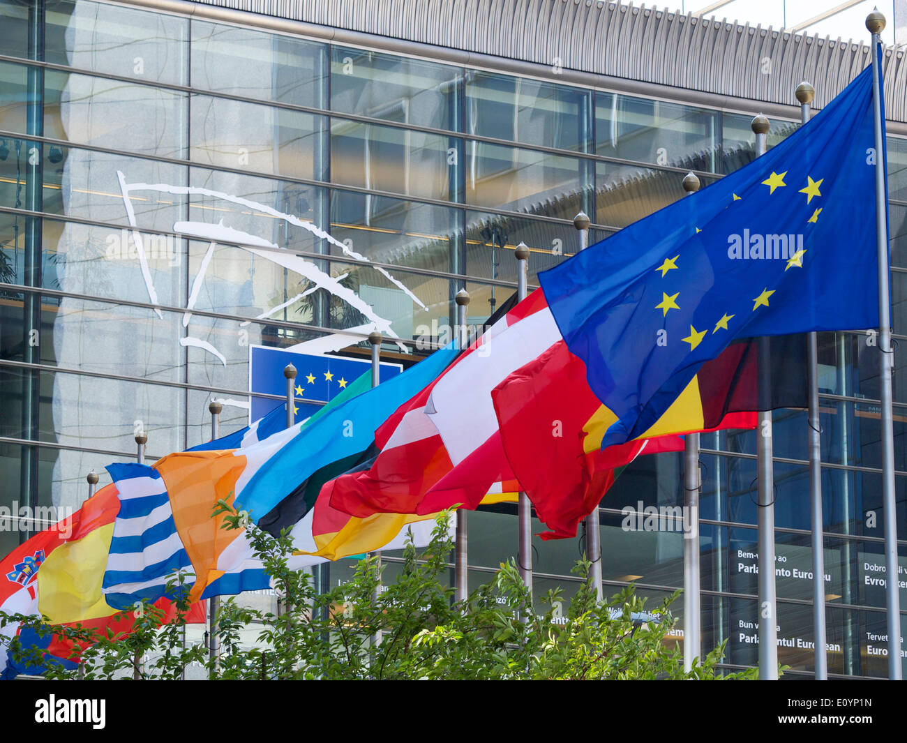 NationalRow der verschiedenen europäischen Flaggen im EU-Parlament Gebäude in Brüssel, Belgien Stockfoto