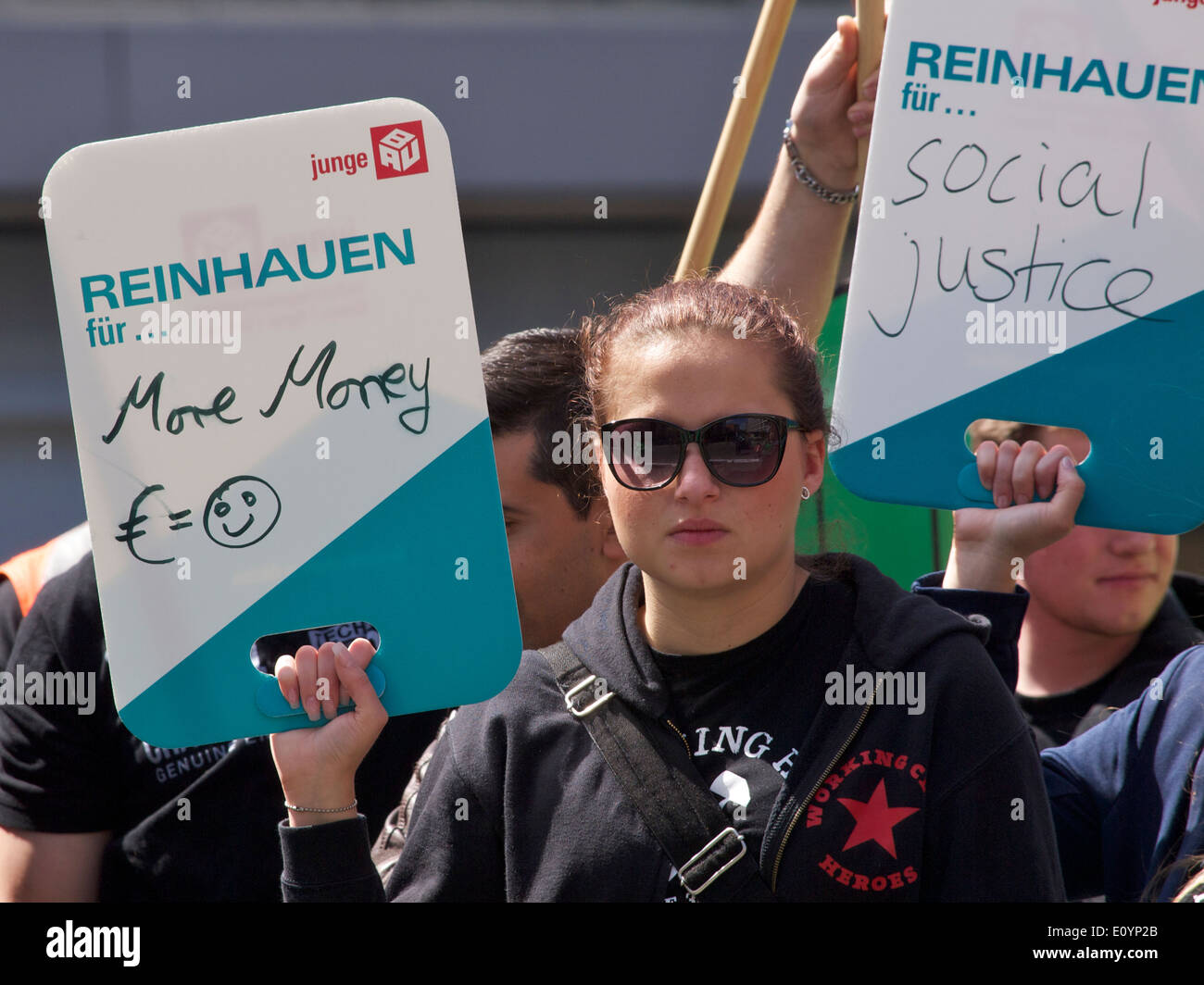 Mädchen protestieren für mehr Geld bei der Europäischen Kommission in Brüssel Stockfoto