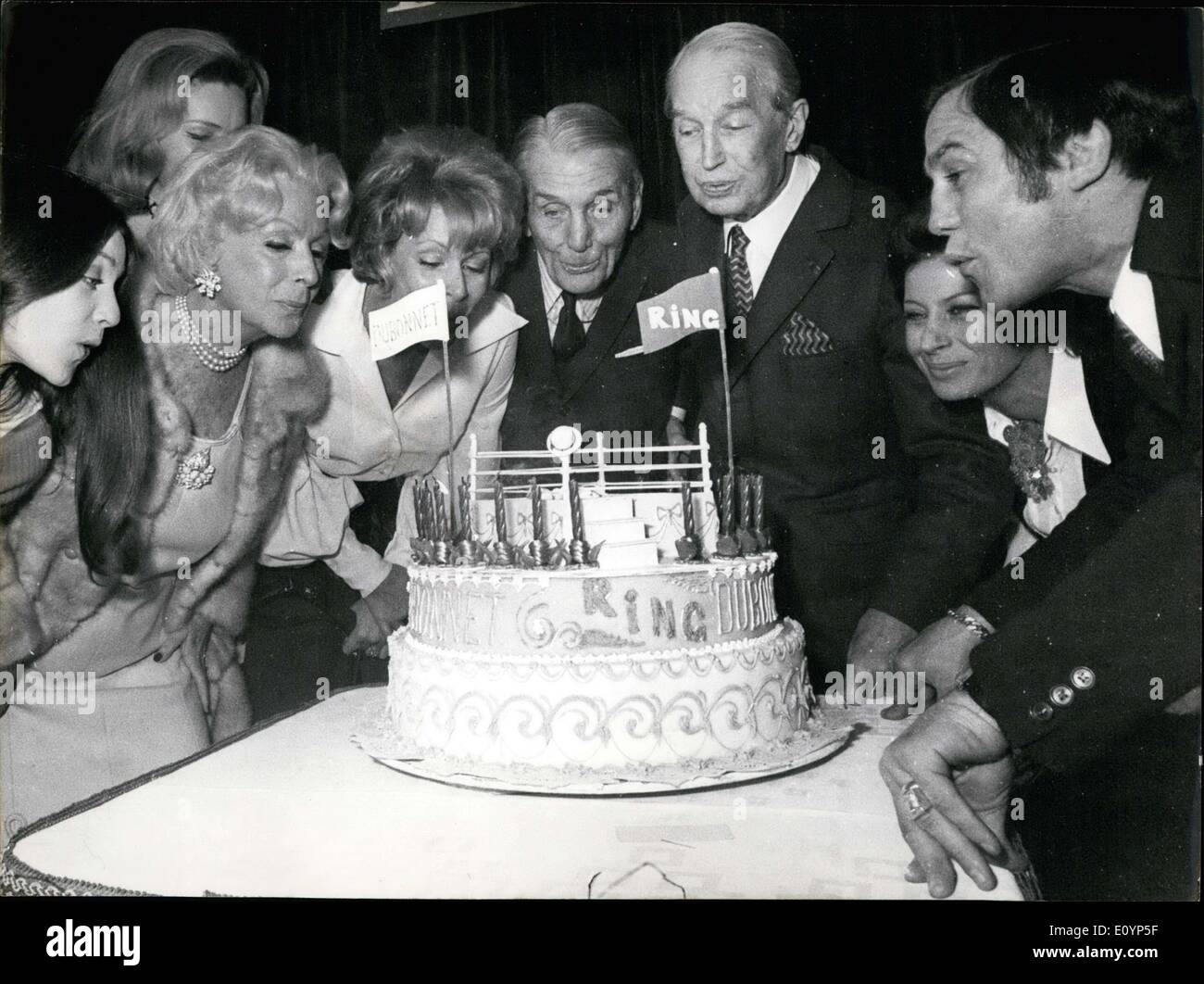 14. Januar 1971 - von links nach rechts: Paul Derval, Jacqueline Huet, Georges Carpentier, Maurice Chevalier, Ewa Swann, Magali Noel und Stockfoto