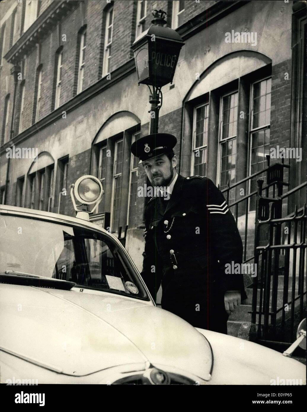 18. Januar 1971 - Polizei-Sergeant ist auch ein Pfarrer: Sergeant Barry Wright von Woolwich Polizeistation verdiente sich eine seltene Auszeichnung als anglikanische Priester und ernannte Assistentin Vikar der Kirche von The Ascension in Plumstead vor kurzem geweiht gewesen. Das Foto zeigt Sergeant Barry Wright gesehen verlassen Woolwich Polizeistation heute auf Patrouille zu gehen. Stockfoto