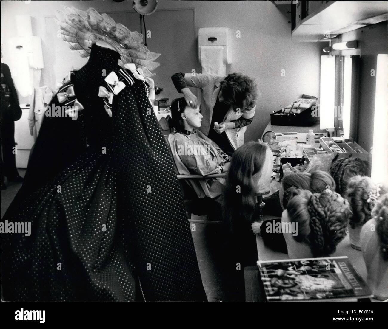 2. Februar 1971 - Glenda Jackson In experimentellen Make-Up-Session für '' Elizabeth R'' TV-Serie. Britische Schauspielerin Glenda Jackson, die Queen Elizabeth eine 3-stündigen Make-up-Session für die letzte Folge der Serie, ich in der neuen BBC-TV-Serie '' Elizabeth R'' spielt, hatte wenn sie die Rolle der 69 Jahre alte Königin spielt. (Glenda Jackson wurde für einen Oscar für ihre Rolle in Ken Russells '' Frauen in Love'' nominiert) Stockfoto