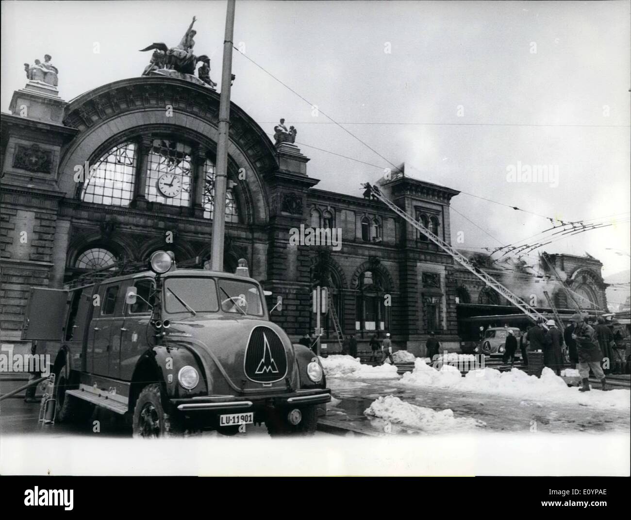 2. Februar 1971 - Lucerine Hauptbahnhof durch einen Brand zerstört. Ein Brand zerstörte die berühmte Luzern Hauptbahnhof, ein Wahrzeichen bekannt durch die Tausende von Touristen jedes Jahr in dieser malerischen Stadt strömen. Unser Bild zeigt Feuerwehrleute kämpfen den tobenden Flammen. Mehr als 400 Feuerwehrleute waren an den Flug beteiligt. Sie konnten nicht verhindern, dass die Station komplett zerstört wird. Der Schaden beläuft sich auf 20 Millionen Schweizer Franken. Stockfoto