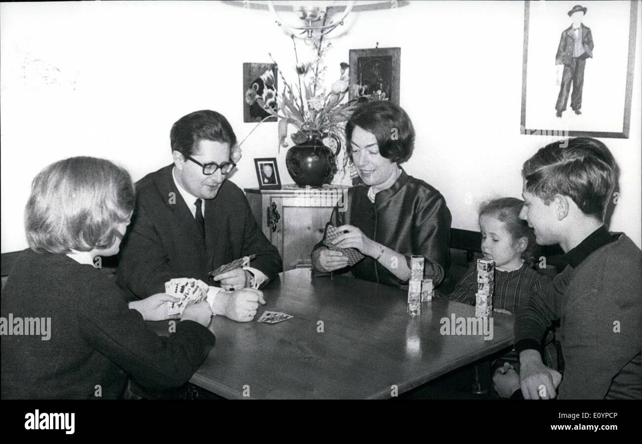 2. Februar 1971 - Vogel, Oberbürgermeister von München, sinkt seine Canditature für 1972: München (Deutschland) Oberbürgermeister, Dr. Hans-Jochen Vogel, haben mehr Zeit für seine Familie, wenn er, wie angekündigt am 18. Februar, seinen Platz in das Rathaus nach Ablauf des derzeitigen Amtszeit verlässt. Dr. Vogel sagte, dass seine Entscheidung, nicht mehr für die nächste Wahl 1972 für den Oberbürgermeister stehen endgültig ist. Schwierigkeiten und Differenzen innerhalb Münchens sozialistische Partei, die zwischen Dr. Stockfoto