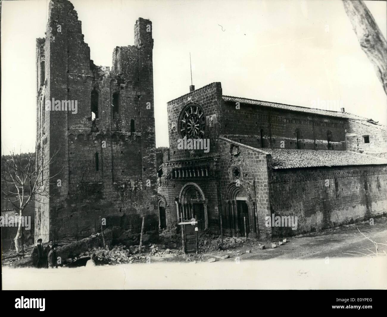 2. Februar 1971 - Erdbeben in Tuscania. Das Foto zeigt die alte Marienkirche, die während der jüngsten Erdbeben schwer die italienische Stadt beschädigt wurde von Tuscania getroffen hat. Stockfoto