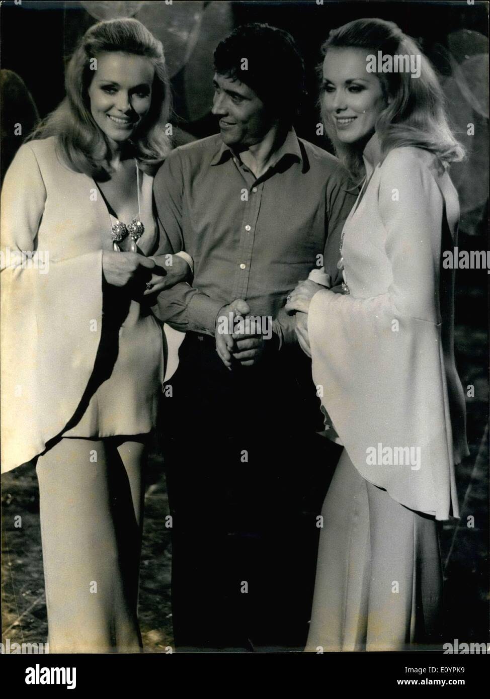 18. Februar 1971 - singt für seine nächsten TV-Programm, Sängerin Sacha Distel mit den charmanten Lido-Zwillingen, die Kessler-Schwestern. Distel und die Kessler-Schwestern sind im Bild während der Aufnahme des Programms in Office de Radiodiffusion-T? l? vision Fran? aise Studios. Stockfoto
