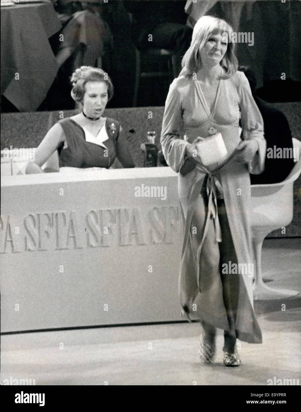 3. März 1971 - Prinzessin Anne Eyes des Stuhls durch keine - BH-Kleid getragen von Susannah York an Film- und Fernsehpreis. Junge Schauspielerin Susannah York Aufsehen gestern Abend, als sie vor der Prinzessin Anne erschien, eine fadenscheinige Kleidungsstück über Hot Pants mit keinen BH tragen. Anlass war die Präsentation von der Society of Film and Television Arts Awards von der Prinzessin in der Londoner Royal Albert Hall. Susannah gewann ihren Award als beste Nebendarstellerin in dem Film '' Pferde zu schießen. Nicht wahr Stockfoto