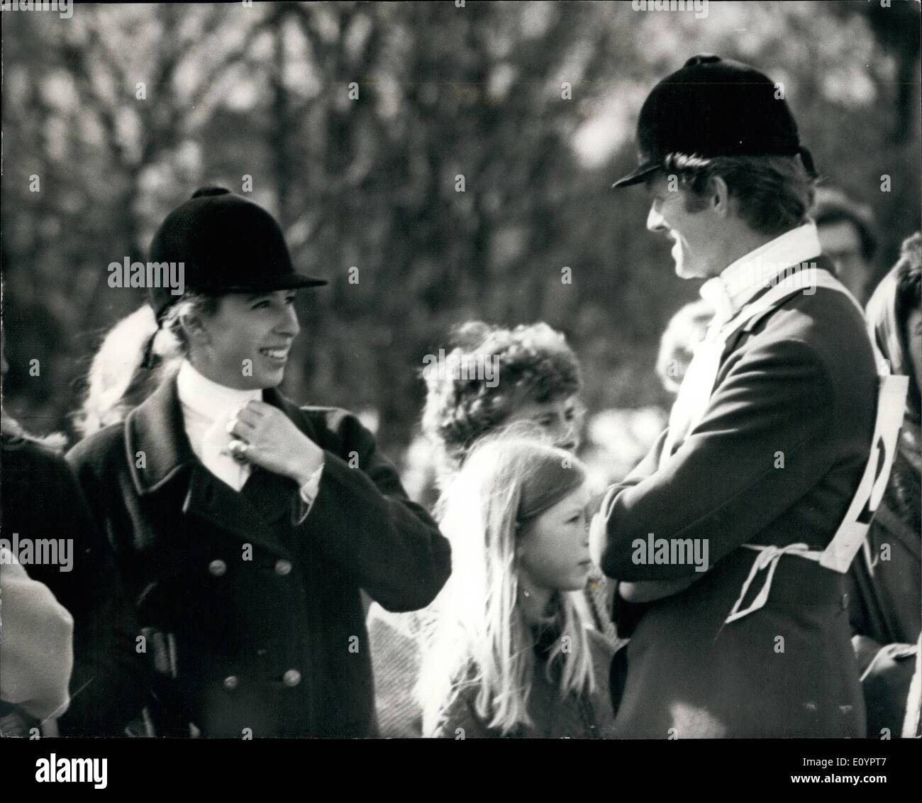 3. März 1971 - konkurrieren Prinzessin Anne und ihr Freund Richard Mead in der Crookham Horse Trials. Prinzessin Anne und ihr Freund Richard Mead, der 32 Jahre alte britische Olympische Reiten Star, trafen sich heute als beide in der Crookham Reitwege an Tweseldown Rennstrecke, Aldershot im Wettbewerb waren. Die Prinzessin hatte einen leichten Unfall, wenn sie ihr Pferd, Purple Star geworfen wurde, aber sie nicht verletzt wurde. Foto zeigt Prinzessin Anne und Richard Mead Chat zusammen während einer Pause in den Studien heute. Stockfoto