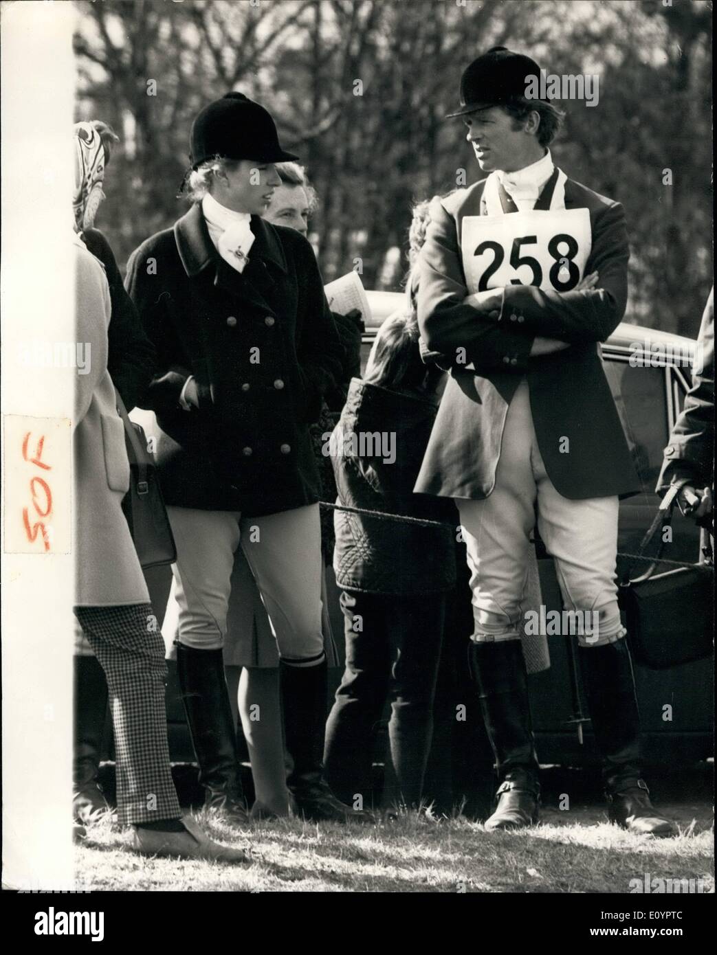 3. März 1971 - Prinzessin Anne und ihr Freund Richard Mead konkurrieren in den Crrokham Horse Trials: Prinzessin Anne und ihr Freund Richard Mead, der 32-Teilnahme British Olympic Reiten Stern, trafen sich heute als beide in den Crcokham Pferd Studien Twsesldown Racecourse, Alderahet im Wettbewerb waren. Die Prinzessin hatte einen leichten Unfall, wenn sie ihr Pferd, Lila Sterne geworfen wurde, aber sie nicht verletzt wurde. Foto zeigt Prinzessin Anne und Richard Mead Chat zusammen während einer Pause in den Wettbewerben. Stockfoto