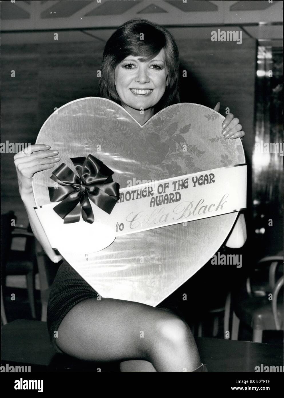 3. März 1971 - Cilla Black - Mutter des Jahres: Pop Star Cilla Black eine Riesenkiste schmiegt sich an einen Schokoladen - ihr Preis als Mutter des Jahres. Cilla offenbart, dass sie nicht ihr sieben Monate alten Sohn Robert getauft oder Gebete gelehrt. Cilla Kommentar wird die römisch-katholische Kirche Schock, der sie angehört. Stockfoto