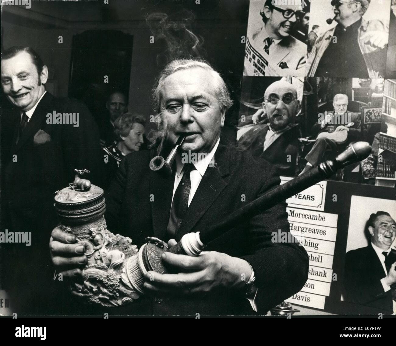 3. März 1971 - Mr. Wilson in '' Pfeife rauchen im Wandel der Zeit"Ausstellung. Mr Harold Wilson eröffnet heute '' Pfeifenrauchen im Wandel der Zeit"Ausstellung - in der Park Lane. Das Foto zeigt Mr. Wilson schnaufend zufrieden auf eine Pfeife, die ihm vorgelegt wurde, bei der heutigen Eröffnung - wie er eines der Exponate inspiziert - ein Meerschaum-Rohr für die great Exhibition von 1851 gemacht. Stockfoto