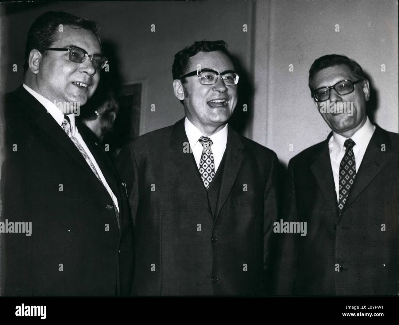 3. März 1971 - West Berlin - Klaus Schütz wurde wiedergewählt als Regierender Bürgermeister - sozialistischen Wahlsieg v.l.n.r. Herman Oxford (FDP), Klaus Schütz (SPD) und Peter Lorenz (CDU) Stockfoto