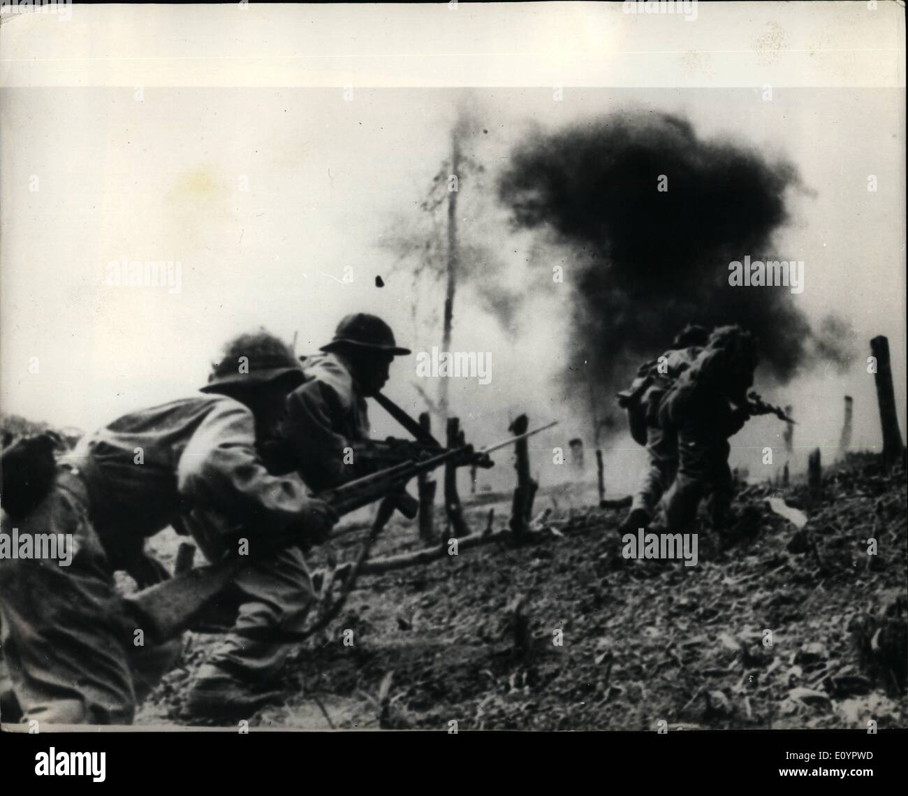 3. März 1971 - Hanoi Truppen überrannt Basis: Kommunistische Truppen unter der Führung von Panzern überrannten eine südvietnamesische Fallschirmjäger Basis in Laos, überwältigend die 200 Verteidiger der Hill 1. Der Hügel war Overun nach drei Stunden schwere Kämpfe am dritten Tag unter intensiven Guerilla-Druck. Die Basis, 15 Meilen in Laos, wurde von Guerilla-Panzern bombardiert, die Vereinigten Staaten Hubschrauberpiloten sagte '' den Ort umgeben, hat ''. Die Nordvietnamesen abgeschossen ein US f-4 Phantom versucht, die Basis zu verteidigen, das, die Foto zeigt, dass Bild soeben von Hanoi Nordvietnam Truppen anzugreifen. Stockfoto