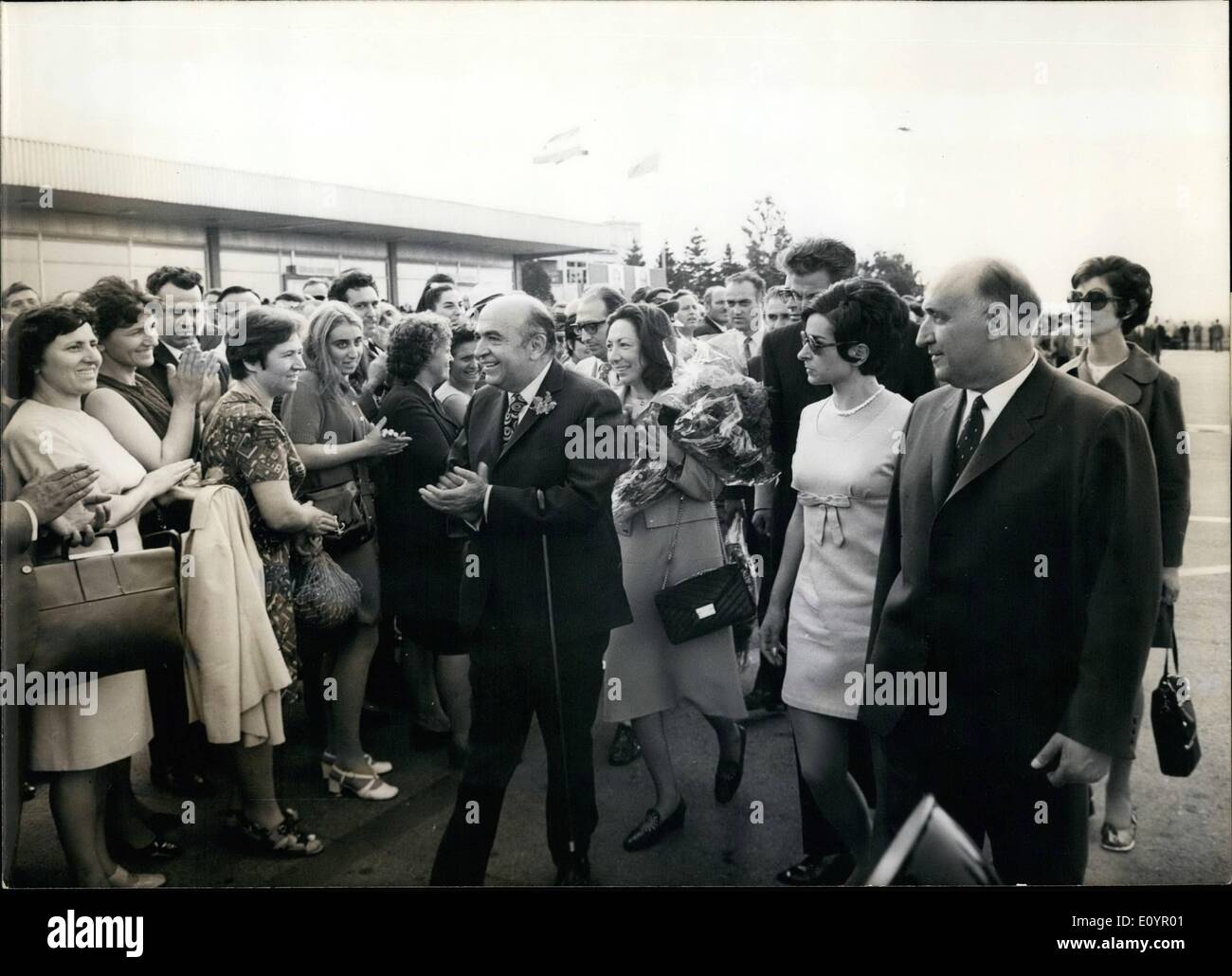 3. März 1971 - jubeln iranische Premierminister Amir Abas Hoveyda in Sofia Sofia Einwohner iranischen Premier Amir Abas Hoveyda /L/ und bulgarische Ministerpräsident Todor Zhivkov/r / am Flughafen Sofia. 22. Mai 1971 Sofia Einwohner Stockfoto