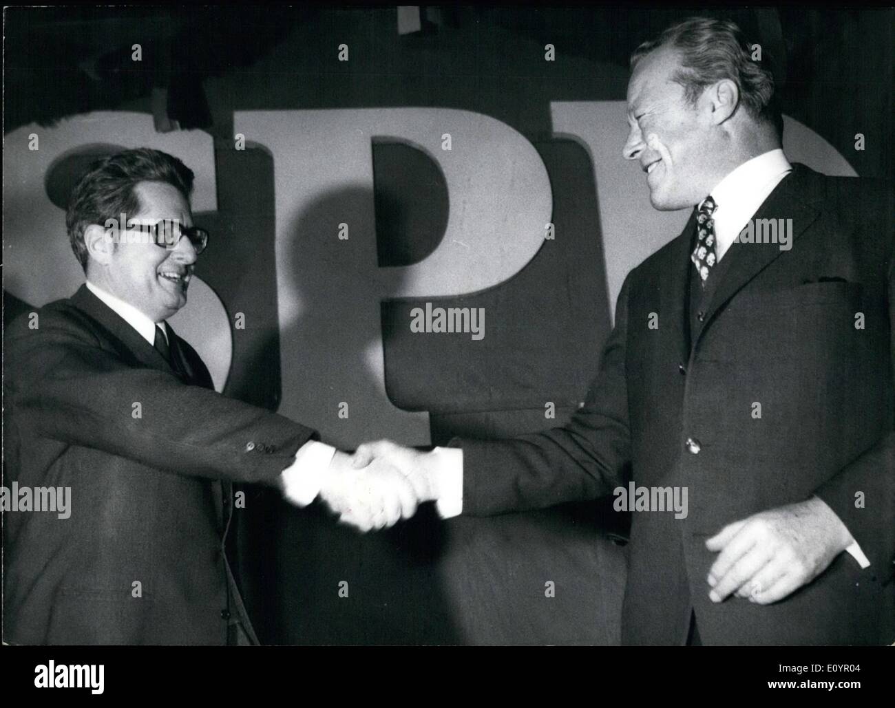 3. März 1971 - Fereral Bundeskanzler Brandt auf Mase Rallye der SPD in München. Durch schütteln die Hände des Führer der Sozialistischen Partei (SPD), Bundesanstalt für Bundeskanzler Willy Brandt(r) und Oberbürgermeister von München, Dr. Hans Jochen Vogel zeigte ihre Sympathie füreinander. Auf eine Masse Rallyof der SPD ich nMunich mit etwa 3000 Menschen, die SPD versucht, die Konsolidierung innerhalb der Partei zu erzwingen, was in den letzten Wochen viel Mühe gehabt hat. Zur Zeit ws versuchte, die Sympathie der Menschen auf diese Rallye zu gewinnen. Keystone Foto, 9. März 1971 Stockfoto