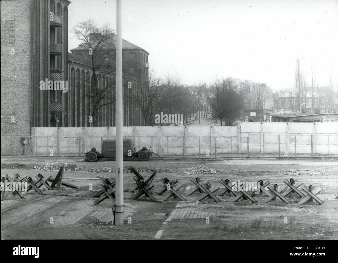 3. März 1971 - Stoppern The Berlin Wall - eine schmale Öffnung im Tank Zeile für die Menschen zu übergeben, für den Fall, dass ein neue Ost-West-Checkpoint für West-Berliner hergestellt werden würde. Stockfoto