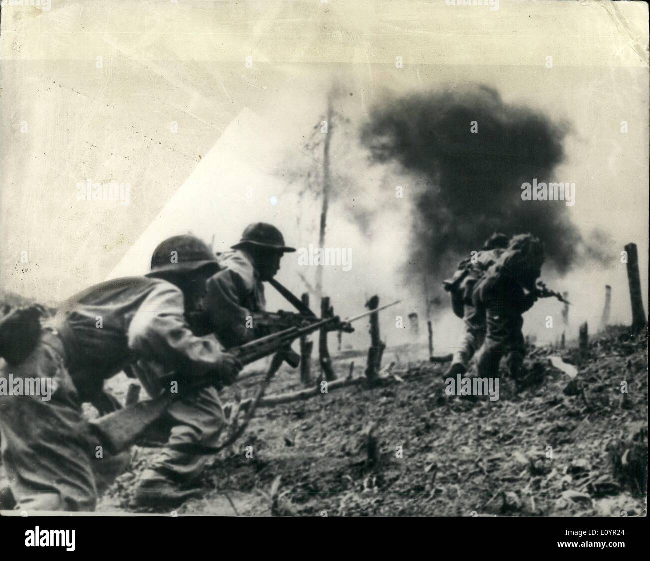 3. März 1971 - Hanoi Truppen Overun Base.: Kommunistische Truppen unter der Führung von Panzern überrannten eine südvietnamesische Fallschirmjäger Basis in Laos, überwältigend die 200 Verteidiger des Hügels 1. Der Hügel wurde nach drei Stunden schwere Kämpfe am dritten Tag unter intensiven Guerilla Druck überrannt. Die Basis, 15 Meilen in Laos, war Bombared durch Guerilla-Tanks, die Vereinigten Staaten Hubschrauberpiloten sagte '' den Ort umgeben, hat ''. Die Nordvietnamesen abgeschossen ein US f-4 Phantom, die Basis zu verteidigen versucht. Foto zeigt Bilder, die soeben aus Hanoi mit Nord-Vietnam Truppen anzugreifen. Stockfoto