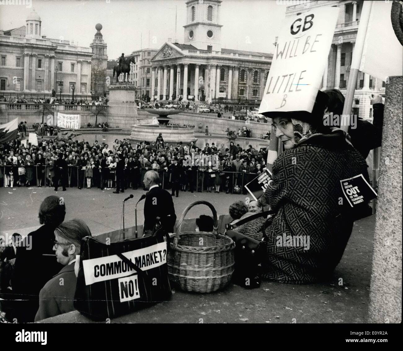 3. März 1971 - Anti-Common Market Rally auf dem Trafalgar Square: eine Reihe von Tory M.P zusammen mit ehemaligen Arbeitsminister heute besuchte der Anti-gemeinsamer Markt Rallye auf dem Trafalgar Square, von '' Keep Britain, '' Bewegung organisiert. Das Foto zeigt einen begeisterten Anhänger für wenn sie heutigen Rallye besuchte Anlass gekleidet. Stockfoto