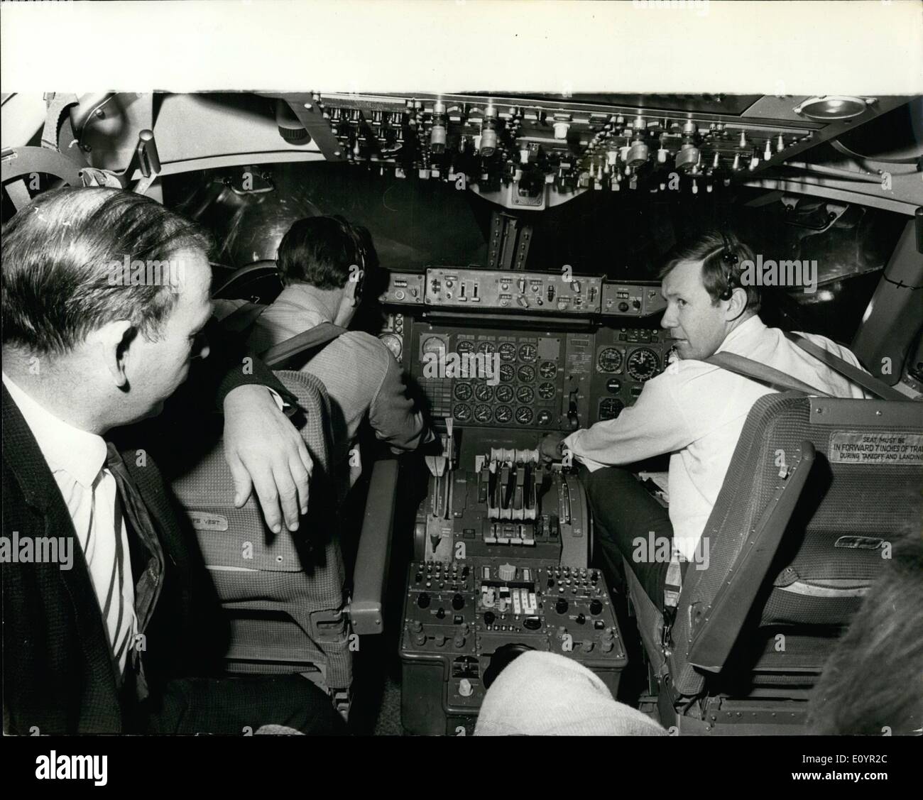 3. März 1971 - BOAC Piloten ruft das Gefühl der 747 im Cranebrook Trainingscenter: Gab es eine besondere Besuch in der B.O.A.C.-Ausbildungszentrum in Cranebrook, Middlesex, die Einrichtungen für die Ausbildung von Boeing 747 Piloten zu sehen. Foto zeigt Pilot Offiziere der B.O.A.C., die Absolvierung eines Kurses auf das Lesen und arbeiten die komplizierten Instrumententafeln eines simulierten 747 Cockpit. Stockfoto