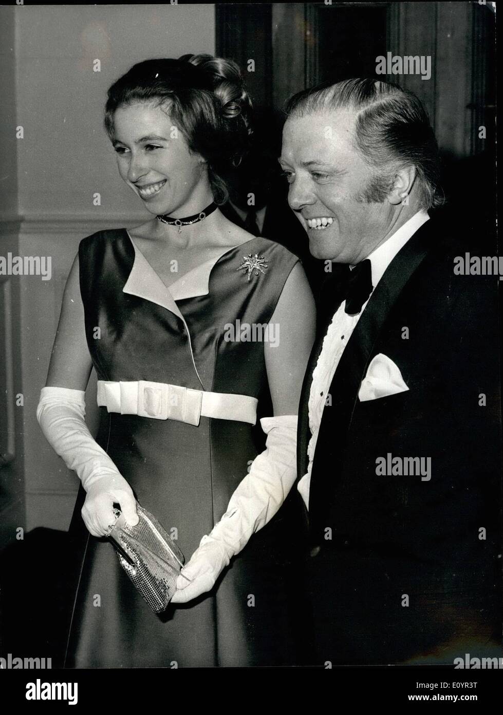 5. März 1971 - März 5. 1971. Prinzessin Anne prämiert. Prinzessin Anne lächelnd abgebildet mit Schauspieler-Regisseur Richard Attenborough in der Royal Albert Hall, London, letzte Nacht. Herr Attenborough war unter denen, die die Prinzessin bei ihrer Ankunft für die Gesellschaft von Film- und TV-Kunst-Präsentation begrüßt. Die Prinzessin, die später die Awards machte, trug eine elegant geschnittene ärmellose Abendkleid für den Star-studierte Anlass. Stockfoto