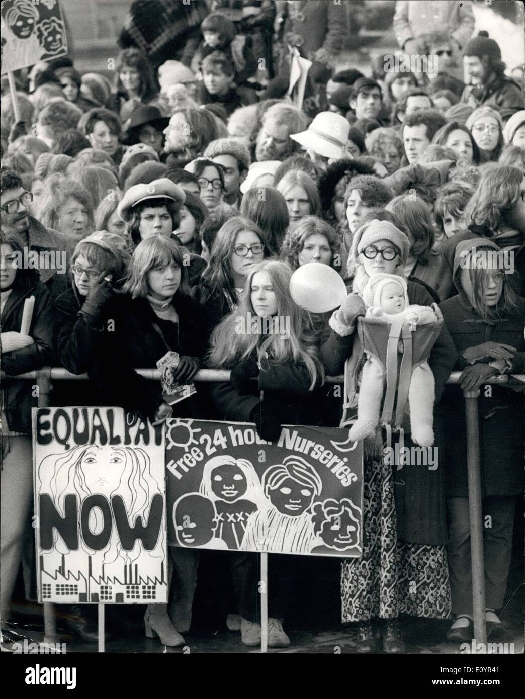 6. März 1971 - März 6. März 1971 Frauenbewegung vom Hyde Park zum Trafalgar Square. Frauenbewegung marschierten für heute zum ersten Mal in Großbritannien sie ihren Marsch vom Hyde Park zum Trafalgar Square begannen. Mindestens 1.000 militante Frauen nahmen an der Marsch, der größte All sein könnte, weibliche Demonstration seit den Tagen von Frauenrechtlerinnen. Eine Petition wurde vom Nationalkomitee für Ministerpräsident Herr Heide in Nr. 10 Downing St. ausgehändigt werden erarbeitet Stockfoto