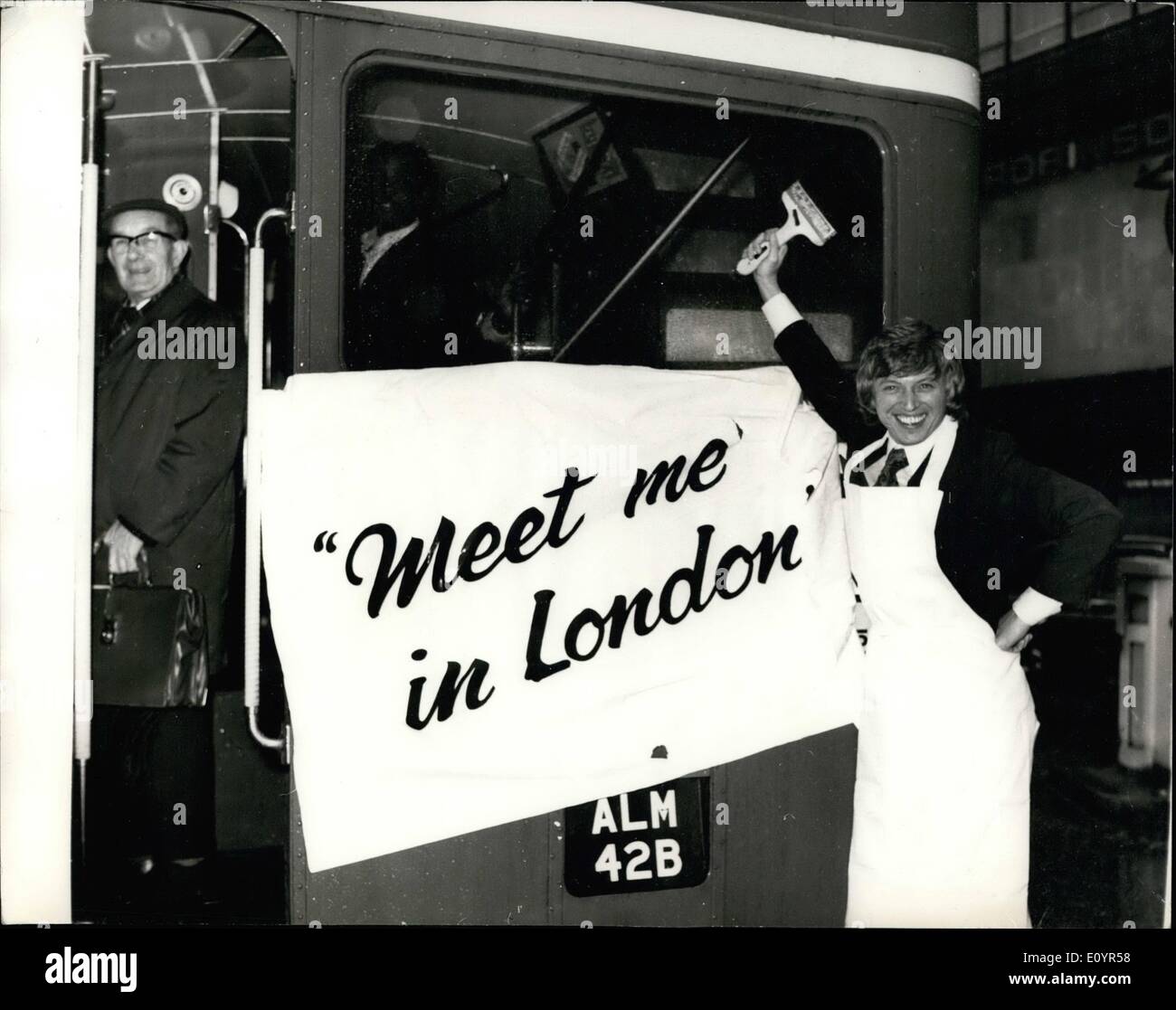 15. März 1971 - 15. März 1971 Tommy Steele, erscheinen in einer neuen Show Meet Me in London. Harold Fielding präsentieren Tommy Steele eigenen Show treffen mich In London die für eine zehn-Wochen-Saison am 7. April im Adelphi Theatre eröffnet. Keystone-Fotoshows: Tommy Steele gesehen ein Plakat für die Show in einem Bus in den Strang Toda einfügen. Stockfoto