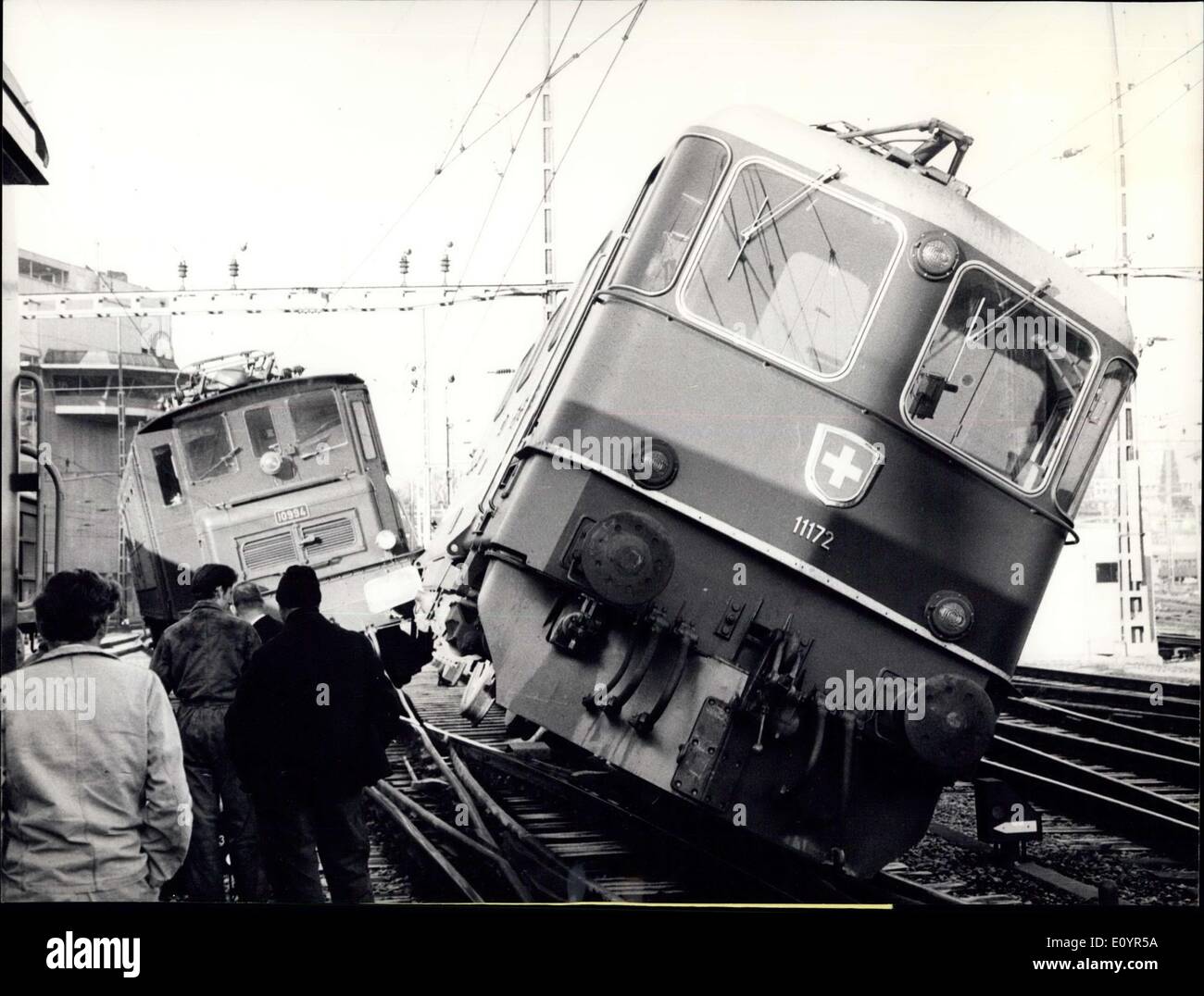 15. März 1971 - großer Schock mit wenig Konsequenz: fehlt ein Stopp-Signal, einer dieser Loks verbrannt, einen Schalter und Ramed eine andere Lokomotive. Beide Motoren laufen aus den Fugen geraten - ein großer Schock, aber sehr wenig folgen. Es geschah dies im Bahnhof Bern. Stockfoto