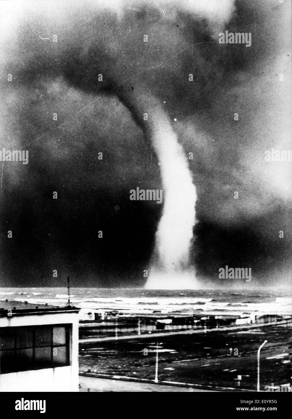15. März 1971; Malaga, Andalusien, Spanien; Gigantische Tornado auf das Meer vor der Küste von Malaga, Spanien 15. März 1971 übernommen. Stockfoto