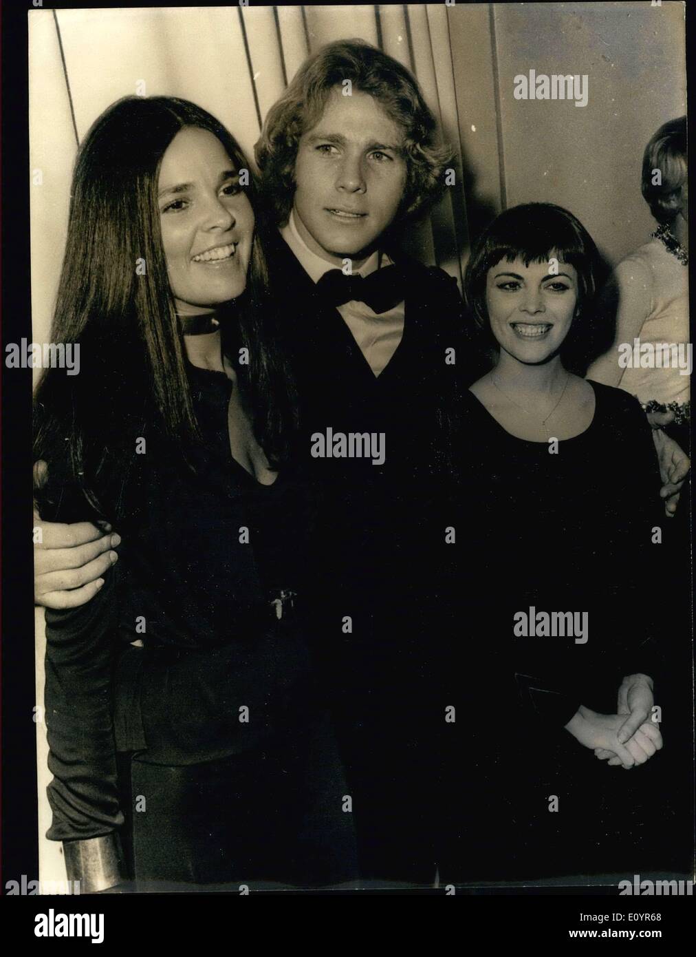 20. März 1971 - sind die Stars des Films, '' Love Story'', Ryan O'Neal und Ali MacGraw hier mit Mireille Mathieu bei der Filmpremiere Champs-Elysee-Theater zu sehen. Stockfoto