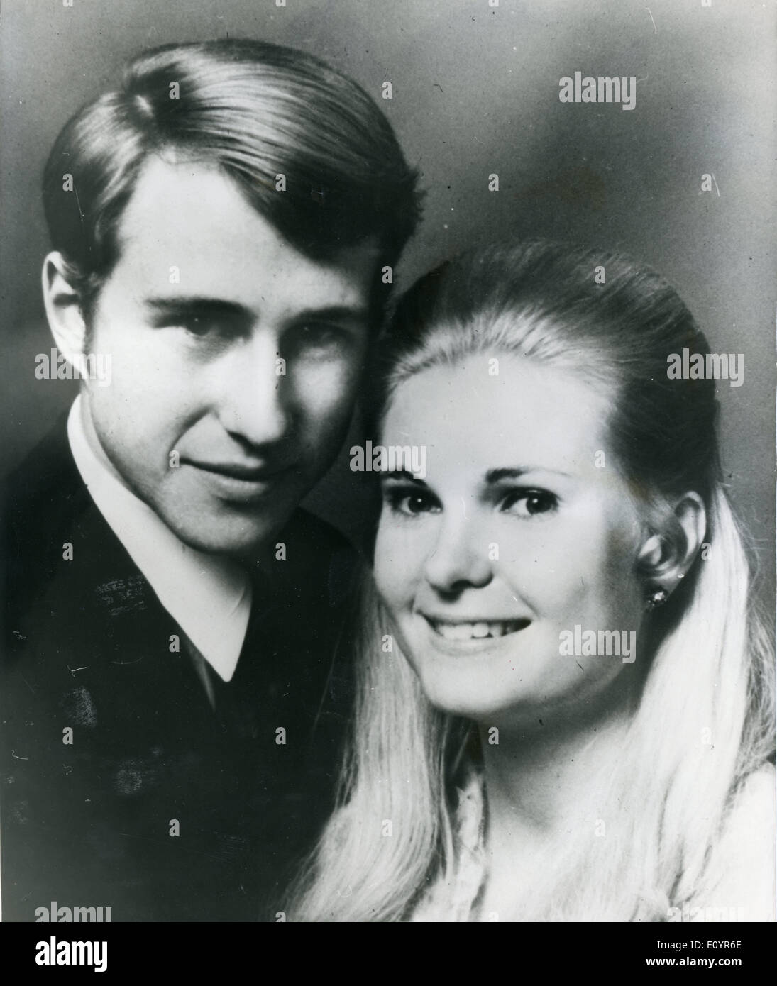 22. März 1971 - Washington, District Of Columbia, USA - RICHARD NIXON (9. Januar 1913, 22. April 1994) war der 37. Präsident der Vereinigten Staaten (1969 bis 1974), früher war der 36. Vizepräsident der Vereinigten Staaten (1953 bis 1961). Mitglied der Republikanischen Partei, war er der einzige Präsident zum Rücktritt das Amt als auch die einzige Person, die zweimal an den Vorsitz und die Vize-Präsidentschaft gewählt werden. Bild: TRICIA NIXON mit Verlobte EDWARD FINCH COX in Ankündigung Hochzeitsfoto. Stockfoto