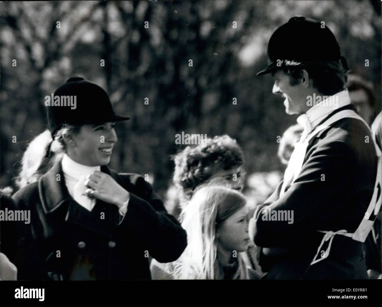 27. März 1971 - März 27th-1971, Prinzessin Anne und ihr Freund Richard Mead in Crookham Horse Trials konkurrieren. Prinzessin Anne und ihr Freund Richard Mead, der 32 Jahre alte britische Olympische Reiten Star, trafen sich heute als beide in Crookham Horse Trials bei Tweseldown Rennstrecke, Aldershot im Wettbewerb waren. Die Prinzessin hatte einen leichten Unfall, wenn sie ihr Pferd, Purple Star geworfen wurde, aber sie nicht verletzt wurde. Foto zeigt: Prinzessin Anne und Richard Mead zusammen chatten während einer Pause in den Studien heute. Stockfoto