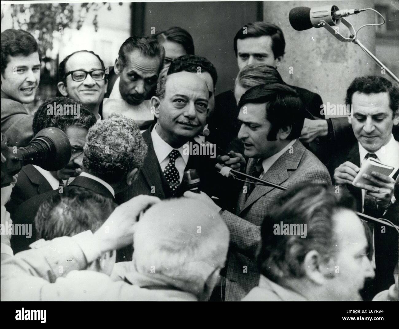 2. April 1971 - M Mahmoud Raid sieht der französische Präsident: Foto zeigt Herr Mahmoud Raid, der ägyptische Außenminister, der Besuch ist Paris, umgeben von der Presse, als er der Elysees-Palast nach einem Gespräch gestern mit Frankreichs Präsident Pempidou verließ Bild. Stockfoto